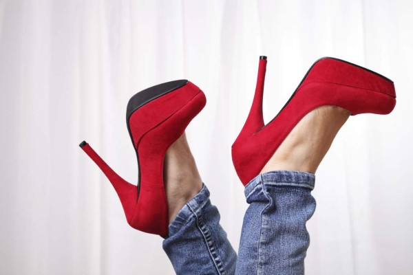 Aprenda a caminar con tacones altos