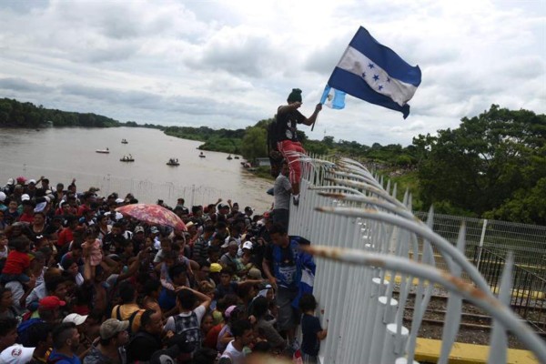Caravana migrante se reagrupa tras rumor del robo de un niño en México