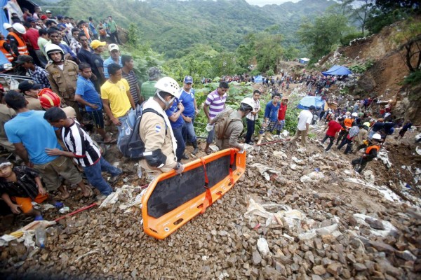 Rescatan vivos a tres de los 11 obreros atrapados en mina de Honduras 