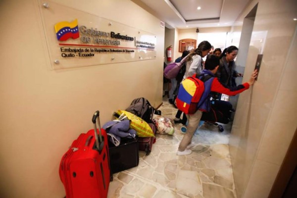 Más de 170 venezolanos son trasladados en dos aviones a su país desde Ecuador
