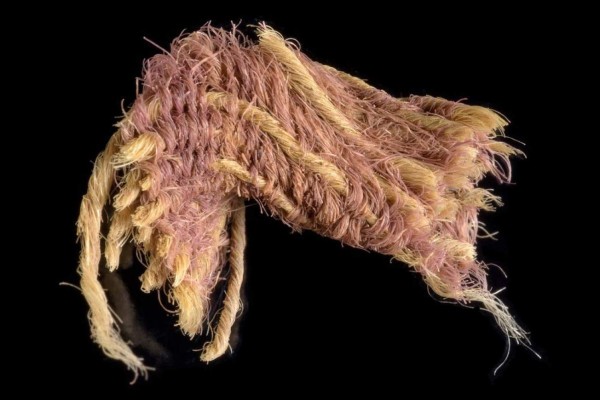 Descubren en Israel tejidos púrpura de 3,000 años de antigüedad