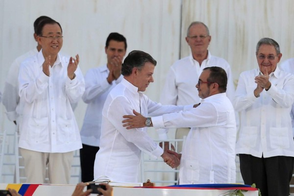 Un pacto de paz pone fin a la guerra en Colombia