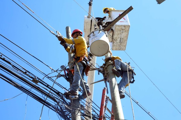 Abrir el mercado eléctrico mejora la competencia, precios y cobertura