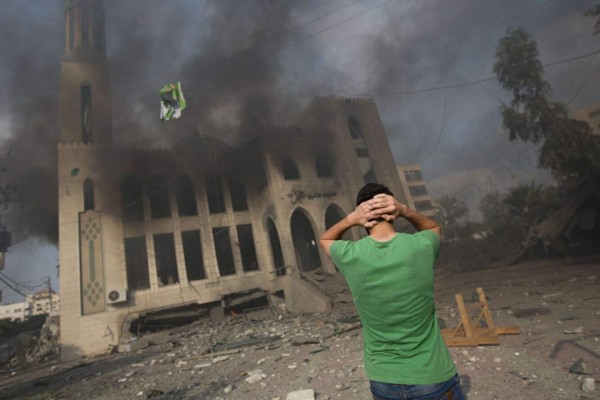 Un ciudadano palestino lamenta la desolación de su ciudad en Gaza.