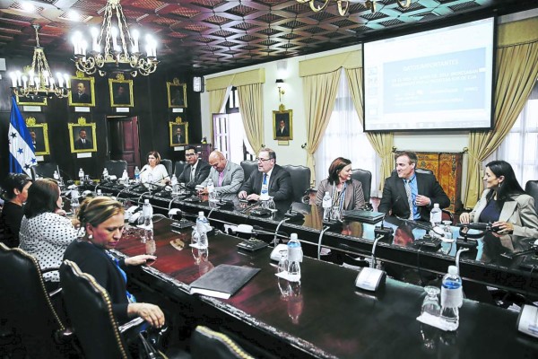 Niños hondureños deportados llegan el lunes a Palmerola