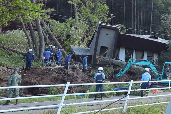 Una veintena de desaparecidos en el fuerte terremoto al norte de Japón