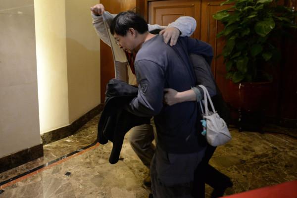 'No creemos que estén muertos', dicen familiares de víctimas del vuelo MH370