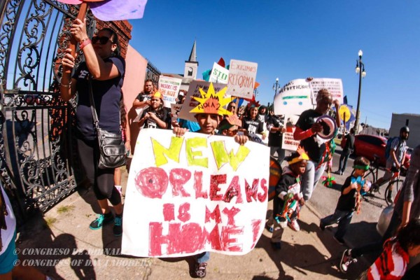 Niños hondureños en EUA marchan contra deportaciones