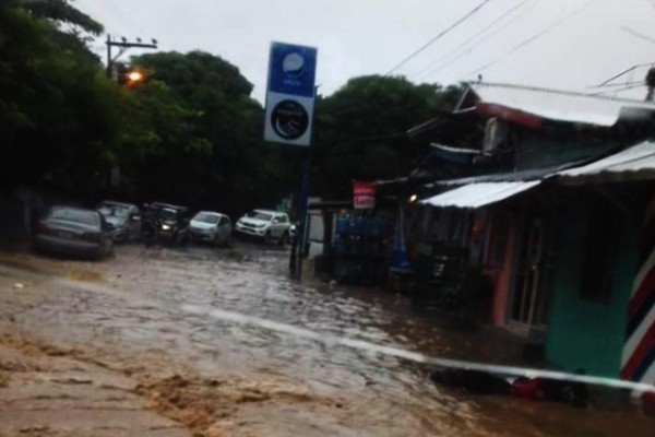 Se inunda el centro de Roatán por fuertes lluvias