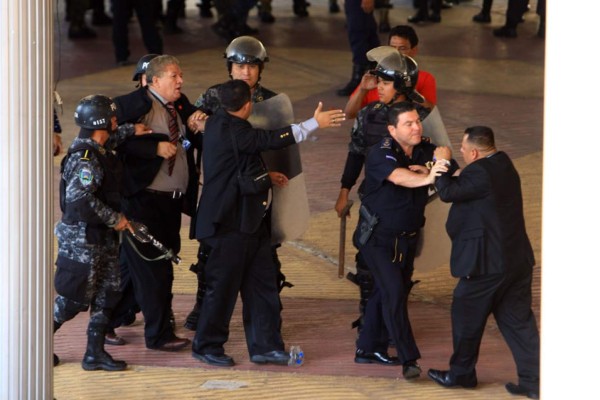 Libre arma zafarrancho nunca antes visto en el Congreso de Honduras