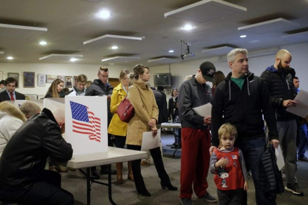 Un EEUU dividido vota en comicios de medio mandato llenos de expectación