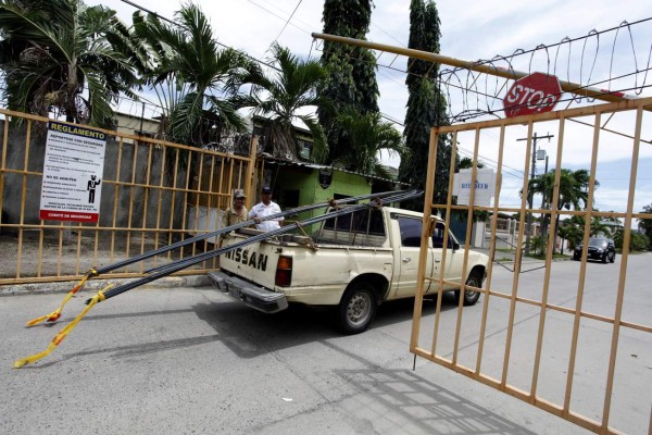 Sigue conflicto por trancas y portones en la colonia Ideal