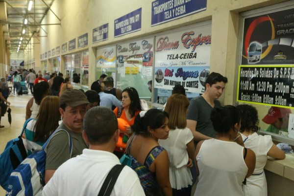 Masivo movimiento en la gran terminal de buses de San Pedro Sula  