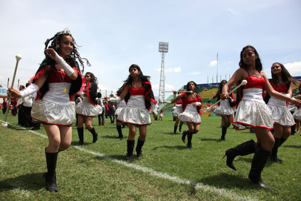 Colorida fiesta cívica en honor a Honduras