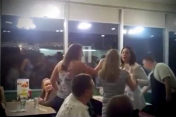 Hispana da paliza a dos estadounidenses que la insultaron