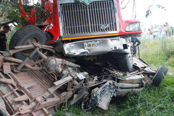 Niño muere en accidente entre rastra y pick up en Honduras