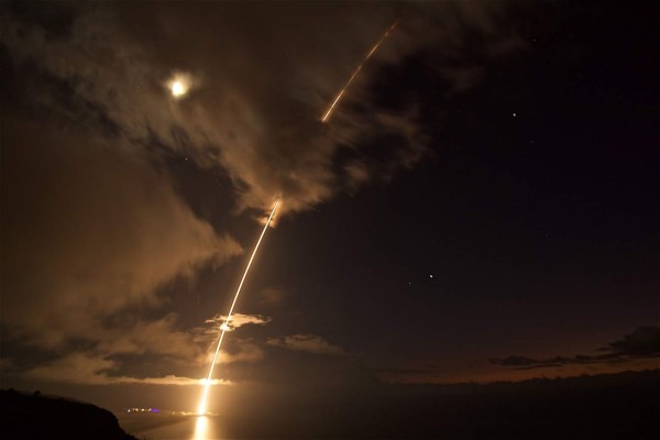 EUA intercepta un misil de prueba frente a costa de Hawai