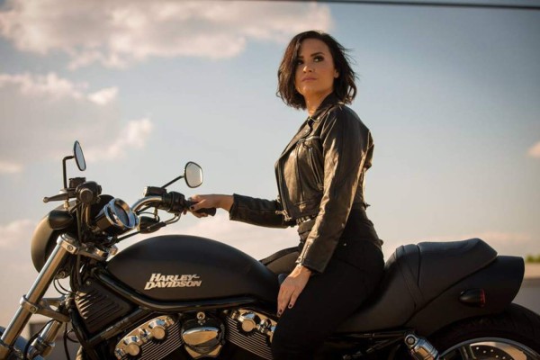 Demi Lovato adopta un raro gato sin pelo