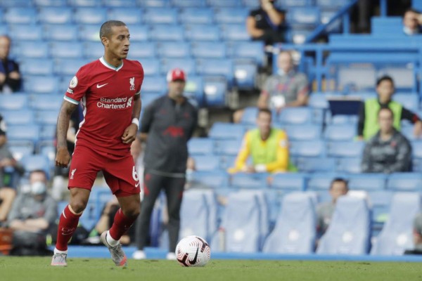 Liverpool's Spanish midfielder Thiago Alcantara controls the ball during the English Premier League football match between Chelsea and Liverpool at Stamford Bridge in London on September 20, 2020. (Photo by Matt Dunham / POOL / AFP) / RESTRICTED TO EDITORIAL USE. No use with unauthorized audio, video, data, fixture lists, club/league logos or 'live' services. Online in-match use limited to 120 images. An additional 40 images may be used in extra time. No video emulation. Social media in-match use limited to 120 images. An additional 40 images may be used in extra time. No use in betting publications, games or single club/league/player publications. /
