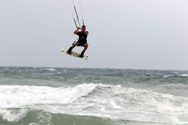 Surfistas se enfrentan a peligrosas olas en Florida, pese a amenaza de Irma