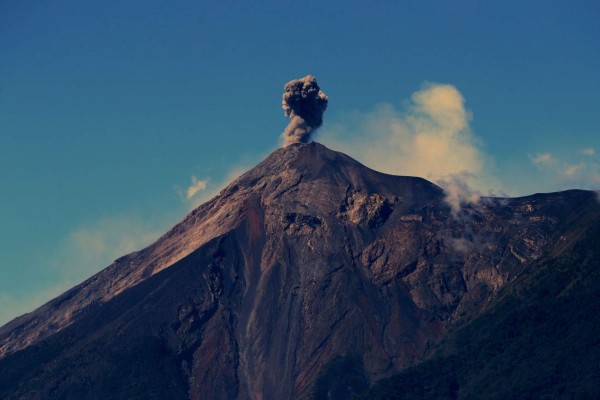 Guatemala: Volcán de Fuego eleva una columna de ceniza a 4,300 metros