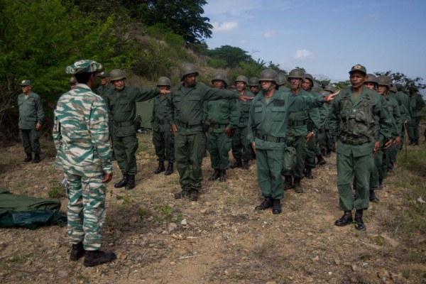 Maduro muestra su músculo militar en medio de llamados al diálogo