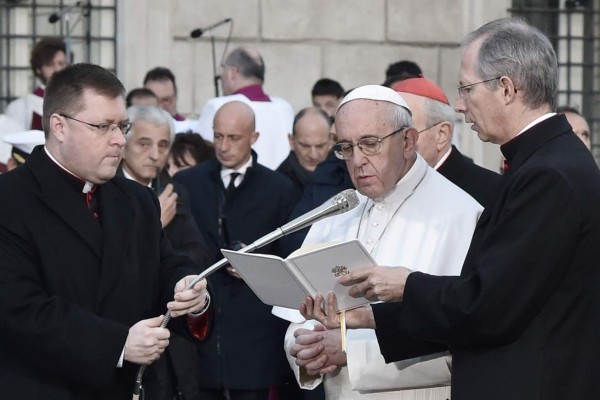 Iglesia no aceptará curas que apoyen cultura gay