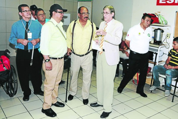 Comisión inspecciona Unidad de Hemodiálisis del IHSS