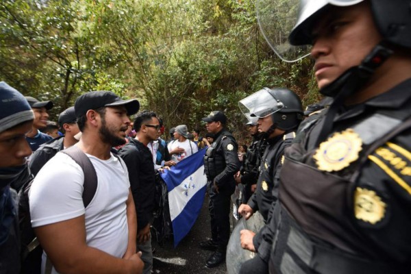 Guatemala 'reprueba' uso de fuerza de migrantes de caravana