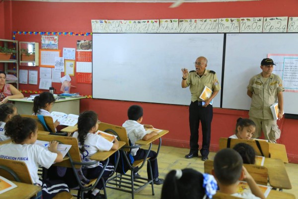 Bomberos instruyen a escolares en prevención de incendios