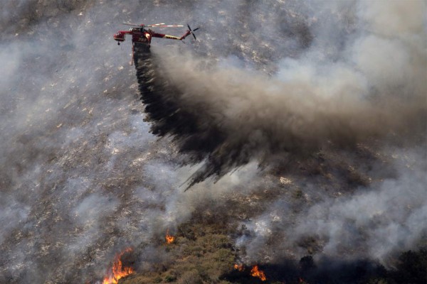 Bomberos luchan contra las llamas en San Bernardino