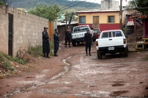 Se bajan de taxi a matar a dos jóvenes