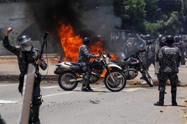 Siete agentes heridos tras la explosión de dos motos de la Policía en Caracas