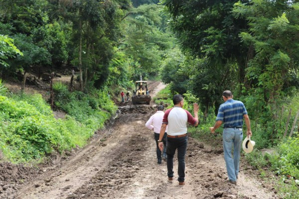 Reparan vías que habían colapsado por fuertes lluvias