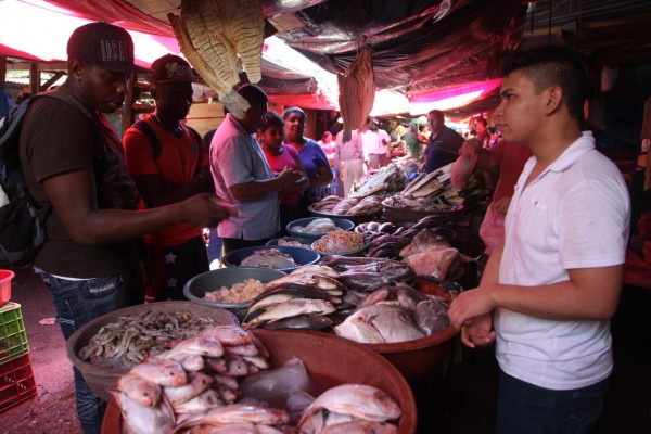 Mariscos y pescado suben de precio en mercados sampedranos