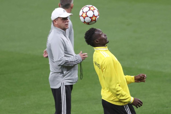 MADRID, 27/09/2021.- El técnico ucraniano del FC Sheriff Tiraspol, Yuriy Vernydub (i), durante el entrenamiento que han realizado hoy lunes en el estadio Santiago Bernabéu, en Madrid, donde se enfrentan mañana martes al Real Madrid en una nueva jornada de la Liga de Campeones. EFE/Kiko Huesca.