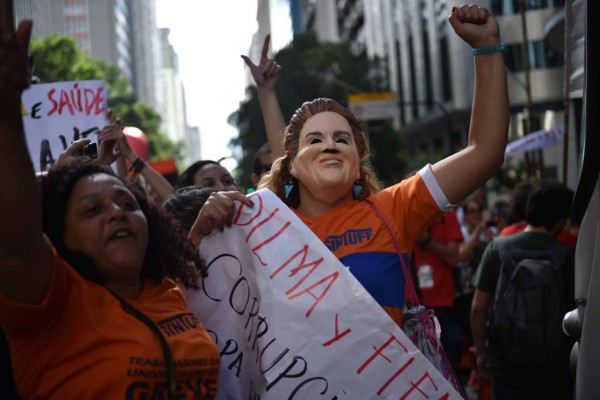 Protestan al estilo carnaval contra el Mundial de Brasil