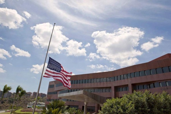 EUA ordena dejar Venezuela a familias del personal de su embajada en Caracas