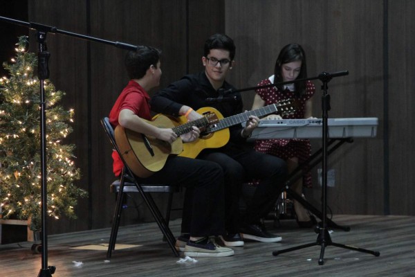 Mountview Academy celebra la Navidad con baile y canto