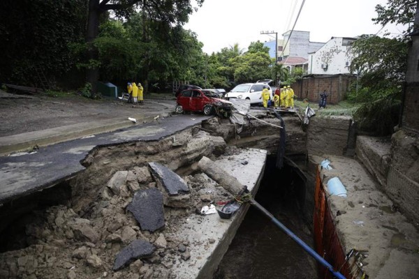 El Salvador declara alerta roja para atender los efectos del huracán Eta
