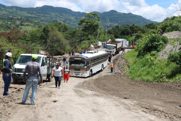 Falla geológica destruye tramo carretero hacia Ocotepeque