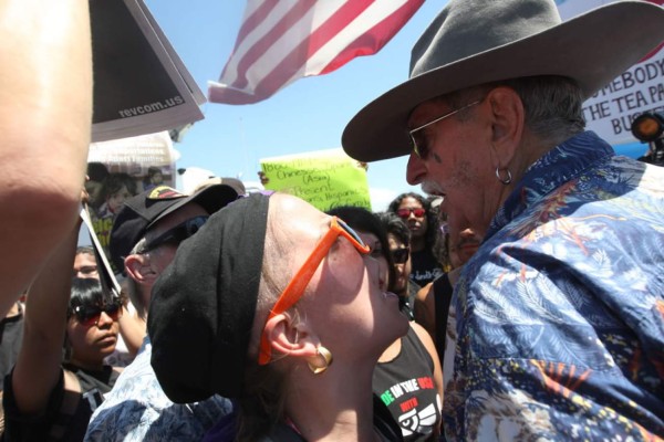 Antiinmigrantes se enfrentan con grupos defensores en EUA