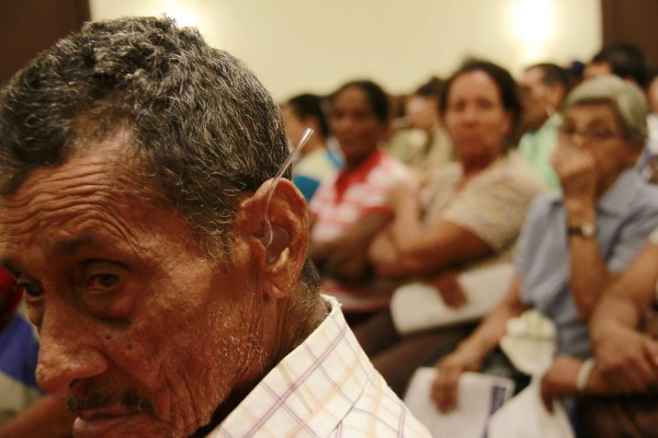 Mejoran la audición de unas 600 personas con aparatos para escuchar