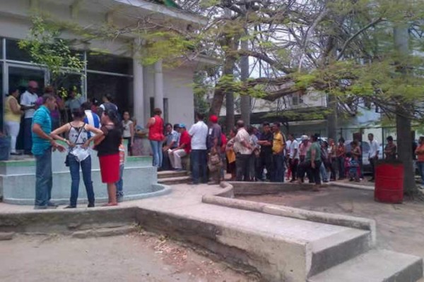 Largas filas para solicitar partidas de nacimiento en San Pedro Sula