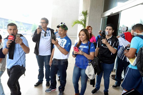 Selección de Honduras arribó a la ciudad de México en silencio