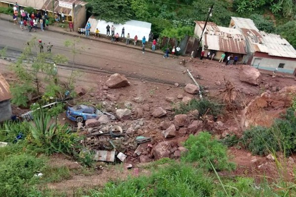 Gigantescas piedras caen de cerro y aplastan un vehículo en Tegucigalpa
