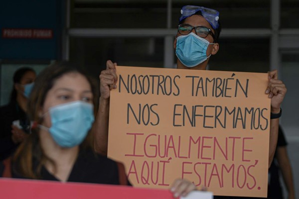 Health workers protest for lack of medical supplies at the Dr. Arnulfo Arias Madrid hospital complex in Panama City, on July 16, 2020. - Panama exceeded 50,000 cases of COVID-19, from which some 1000 people have died. Due to an increase of contagions, the Ministry of Health announced that full quarantine will be resumed on weekends, a measure that had been lifted in early June. (Photo by Luis ACOSTA / AFP)