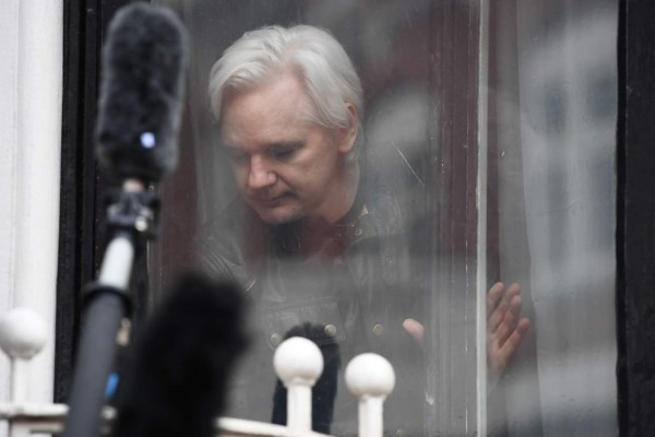 Un juez declara culpable a Assange por violar su libertad condicional