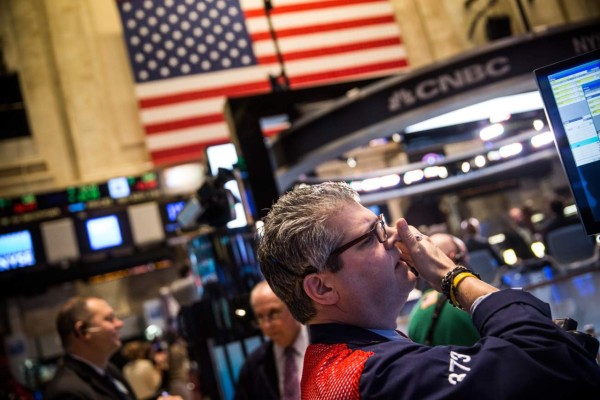 Wall Street perdió impulso tras nueva baja en el barril del crudo
