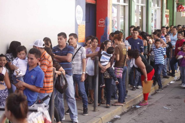 Descarada venta de cohetes y morteros en centro sampedrano